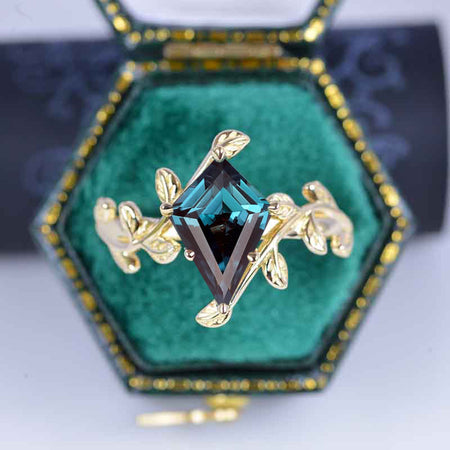2.5 Carat Kite Genuine Alexandrite Engagement Ring. 2.5CT Fancy Shield Shape Alexandrite 14K Yellow Gold Ring